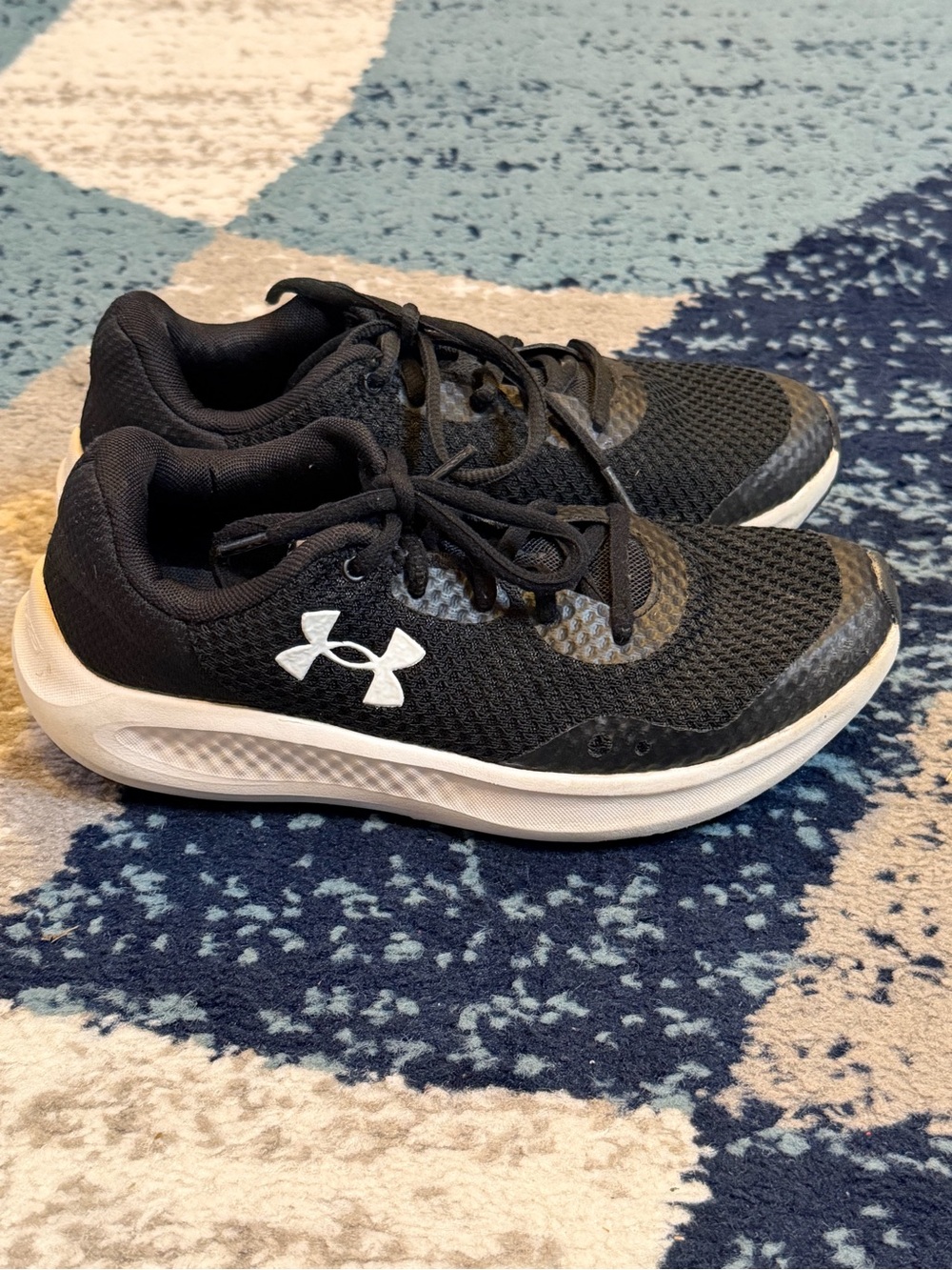 Under Armour Boys Youth Running Athletic Shoes Black/White Size 3.5